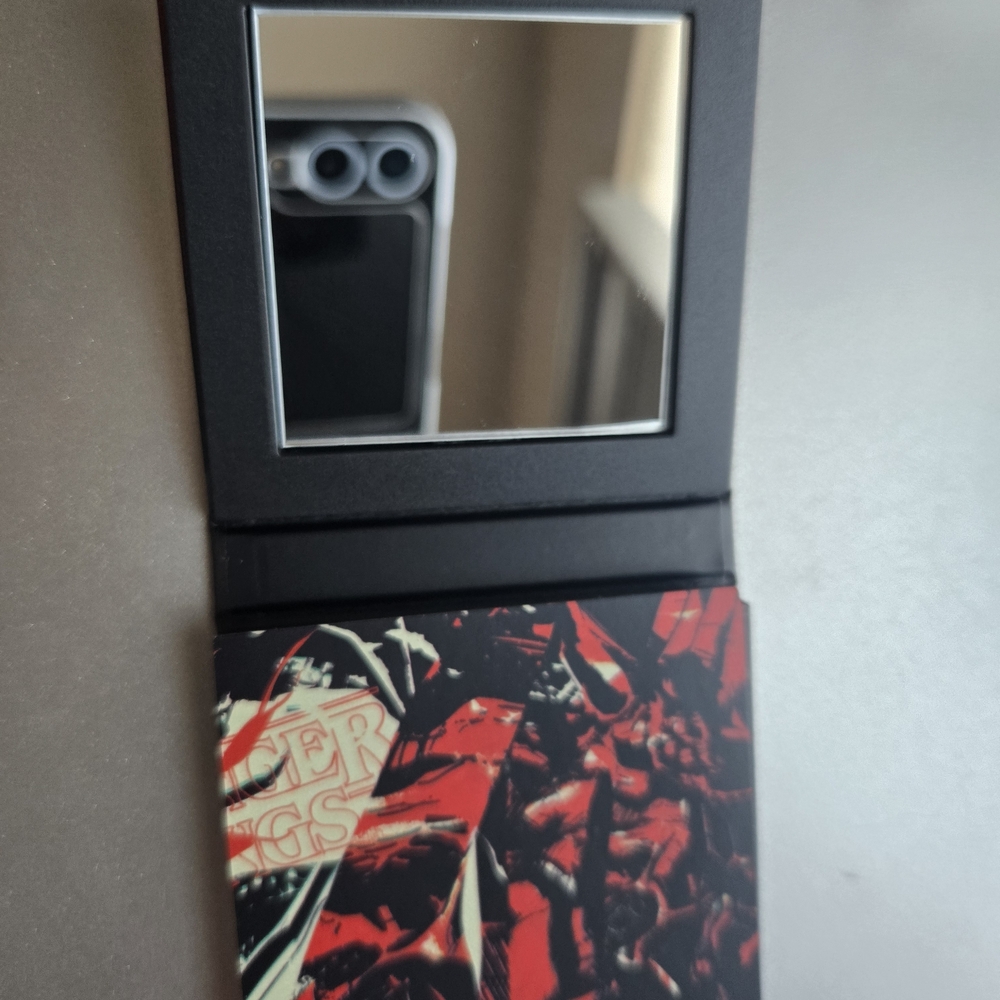 MAC Cosmetics Stranger Things Limited Edition Blue and Red Blush Palette - Picture 5 of 6